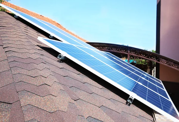 Panele słoneczne na dachu — Zdjęcie stockowe