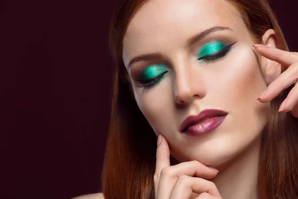 Mujer pelirroja hermosa con maquillaje verde brillante sobre fondo oscuro —  Fotos de Stock