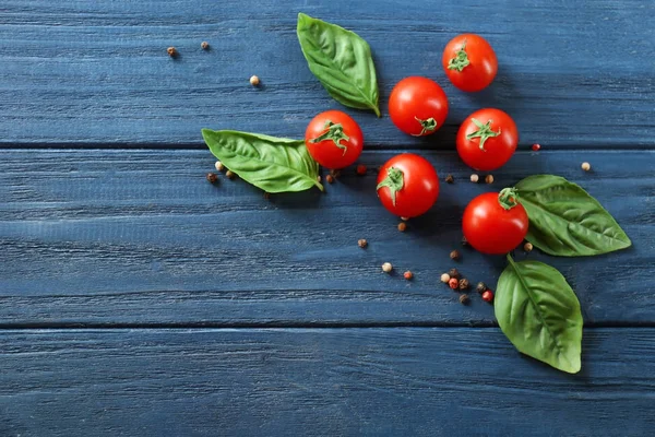 Cherry tomatoes and basil — Stock Photo, Image