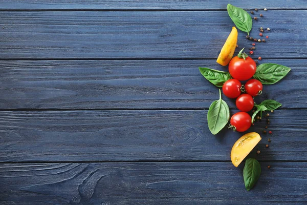 Composición con albahaca orgánica fresca verde, tomates amarillos y rojos — Foto de Stock