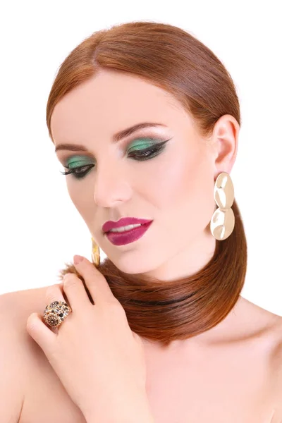 Schöne rothaarige Frau mit leuchtend grünem Make-up, isoliert auf weiß — Stockfoto
