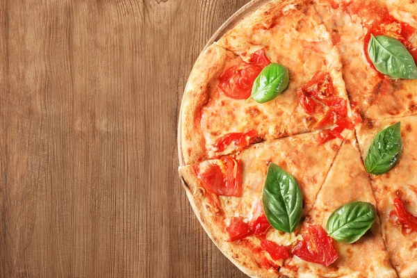 Pizza deliciosa com tomates — Fotografia de Stock