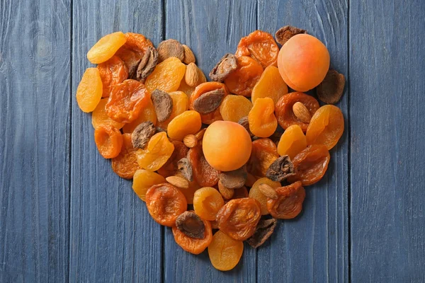 Heart shape made of dry apricots — Stock Photo, Image