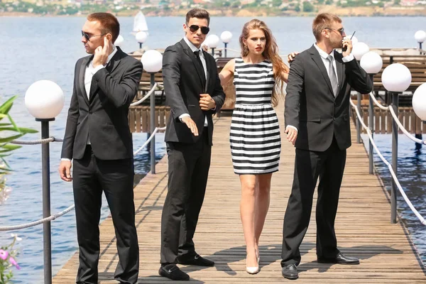 Genç ünlü korumaları ile 