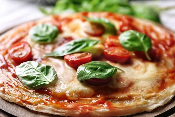 Heerlijke pizza met tomaten — Stockfoto