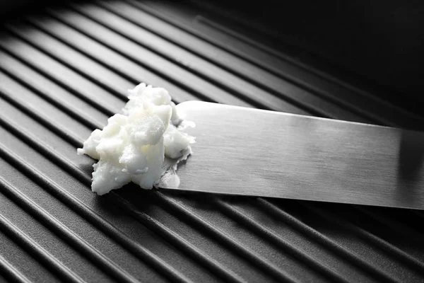 Espátula metálica con aceite de coco derretido en sartén —  Fotos de Stock