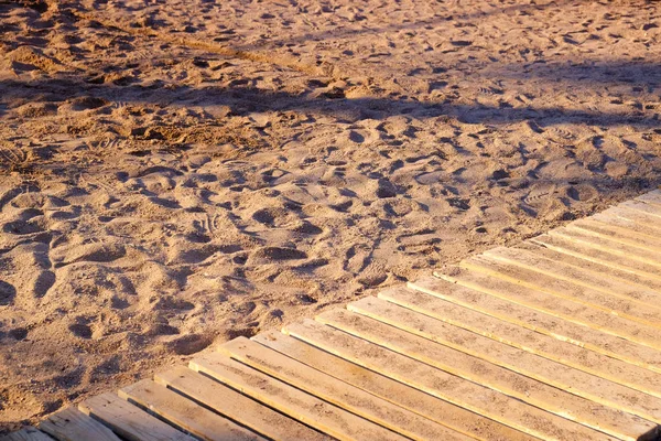 Części drewniane aleja i piasek na plaży w letni dzień — Zdjęcie stockowe