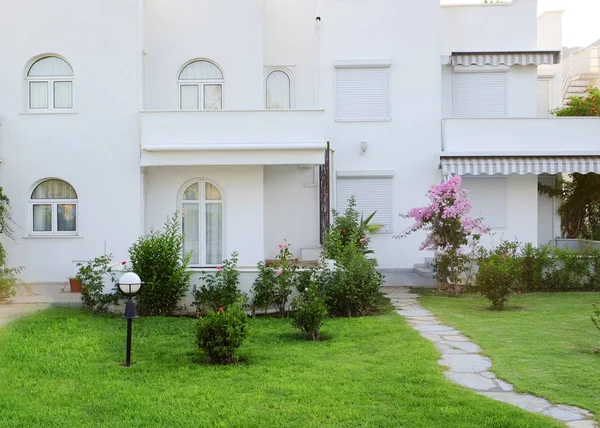 Güzel çim ile modern binanın görünümü