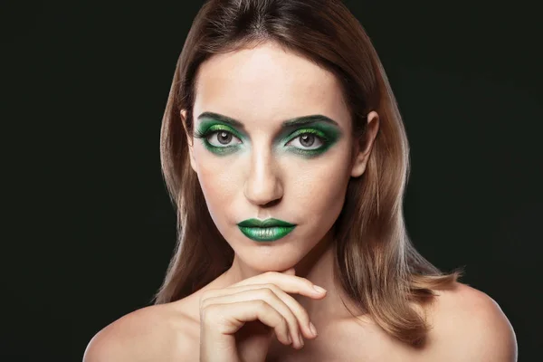 Mujer joven con maquillaje verde brillante — Foto de Stock