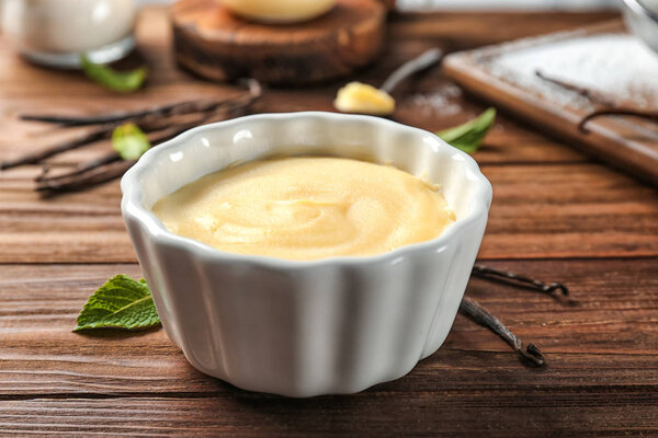 Ванильный пудинг в керамической миске
 