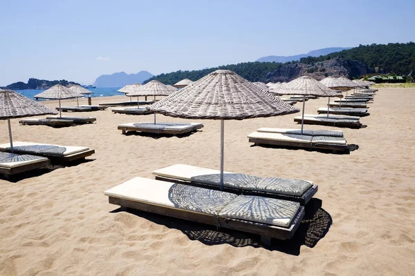 Cómodas tumbonas en la playa en el soleado día de verano — Foto de Stock