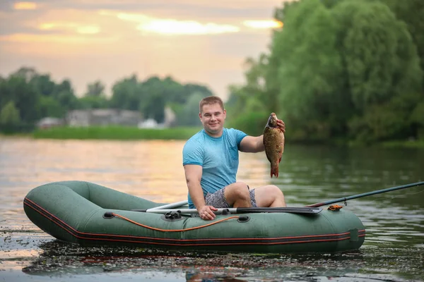 Чоловік з спійманою рибою — стокове фото