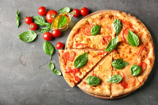 Пицца с помидорами черри — стоковое фото