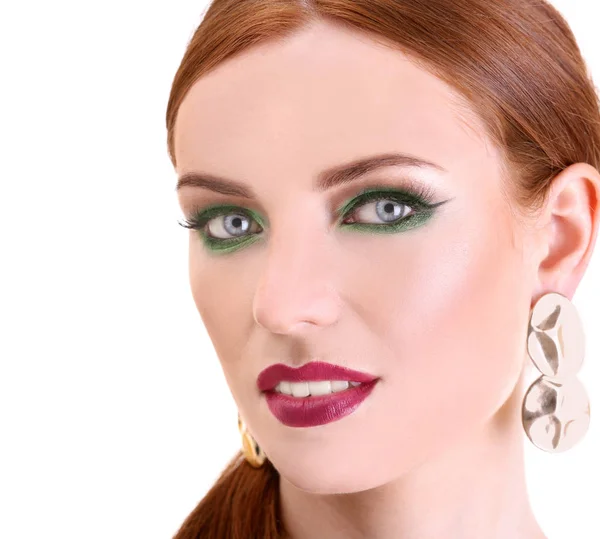Красива руда жінка з яскраво-зеленим макіяжем, ізольована на білому — стокове фото