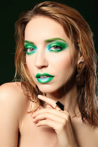 Νεαρή γυναίκα με έντονο πράσινο μακιγιάζ — Φωτογραφία Αρχείου