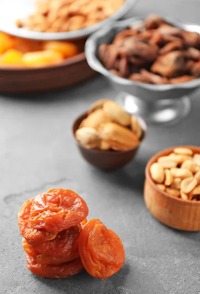 Вкусные сушеные абрикосы — стоковое фото