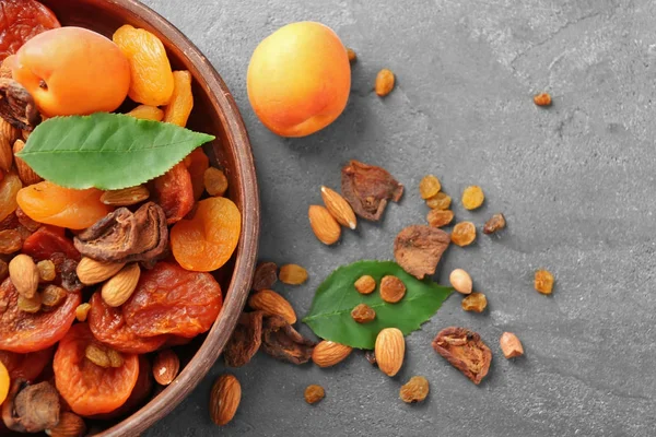 Gedroogde abrikozen met noten en rozijnen — Stockfoto