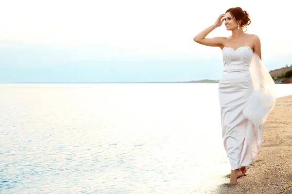 Hermosa novia en la playa — Foto de Stock