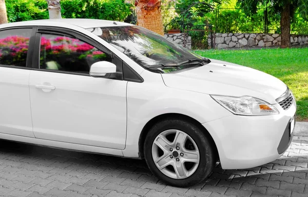 Branco carro moderno ao ar livre — Fotografia de Stock