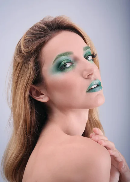 Mujer joven con maquillaje verde brillante — Foto de Stock