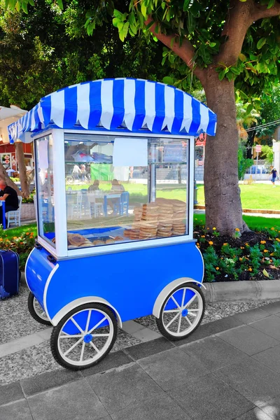 Streetfood-Kiosk in der Stadt — Stockfoto