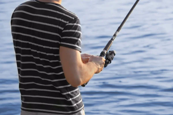 Hombre pescando en el río — Foto de Stock