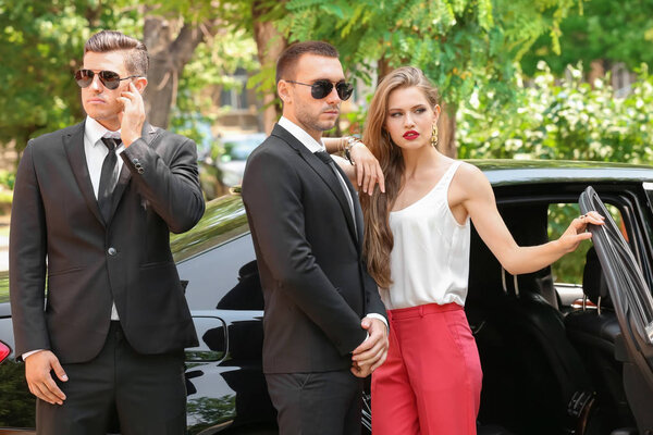 Молодая предпринимательница с телохранителями
 