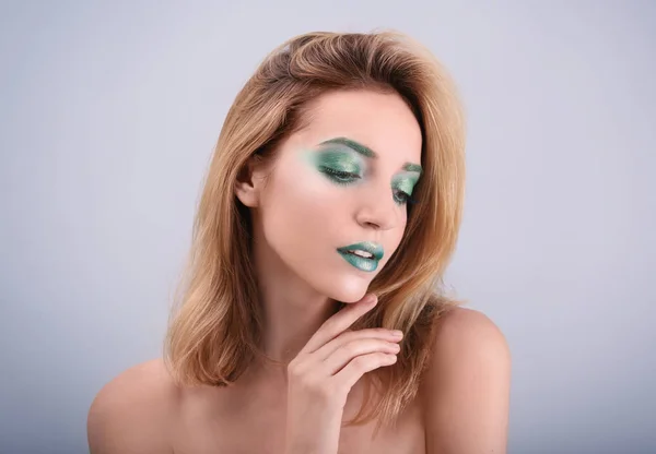 Mujer joven con maquillaje verde brillante — Foto de Stock