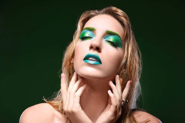 Mujer joven con maquillaje verde brillante — Foto de Stock