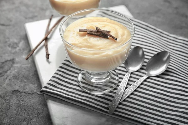 Budino alla vaniglia nella ciotola del dessert — Foto Stock