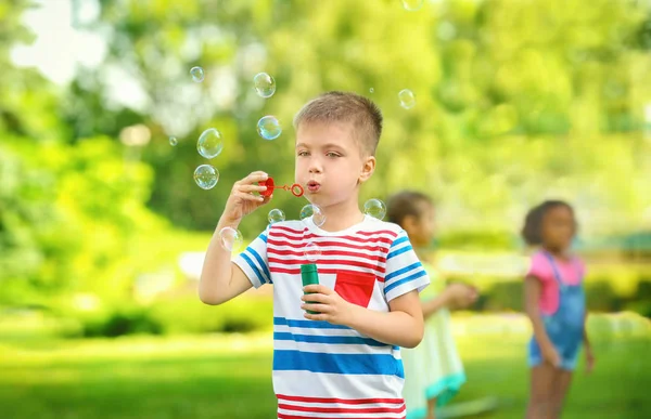 Anak Kecil Yang Lucu Meniup Gelembung Sabun Luar Ruangan — Stok Foto