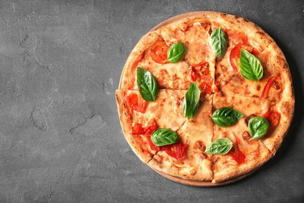 Deliziosa pizza con pomodori — Foto Stock