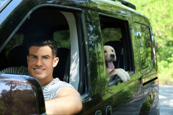 Genç adam araç açık havada sarı av köpeği ile — Stok fotoğraf