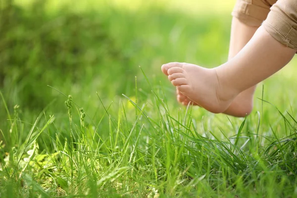 Anak kecil di rumput — Stok Foto