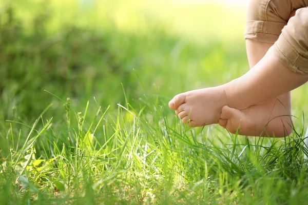 Anak kecil di rumput — Stok Foto