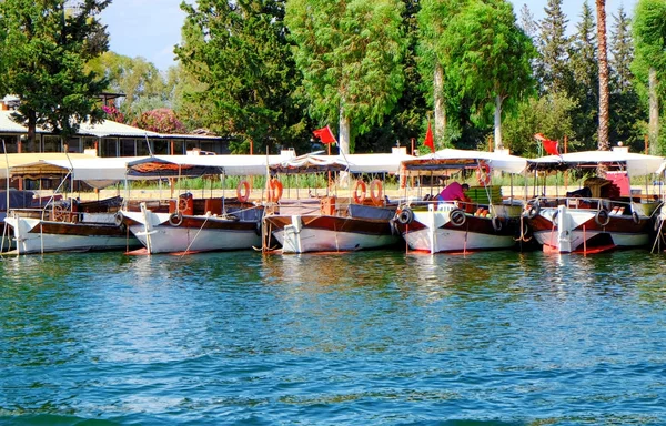 Güzel bir gün güneşli yaz demirli tekneler manzarası