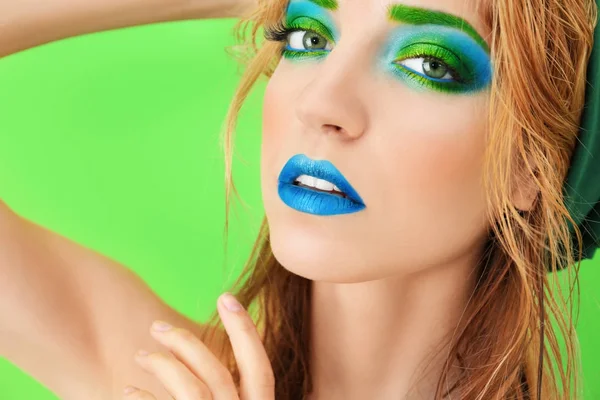 Jovem com maquiagem verde brilhante — Fotografia de Stock