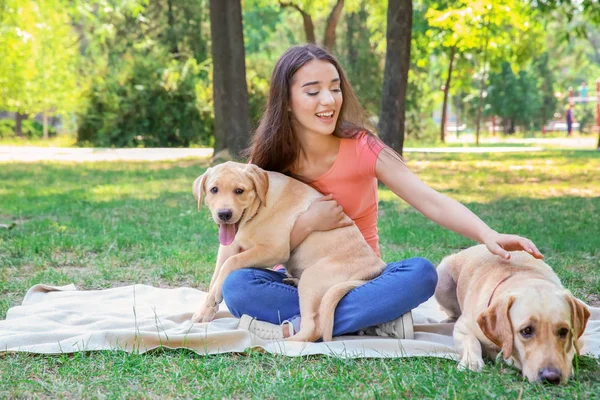 Retriever olan kadın