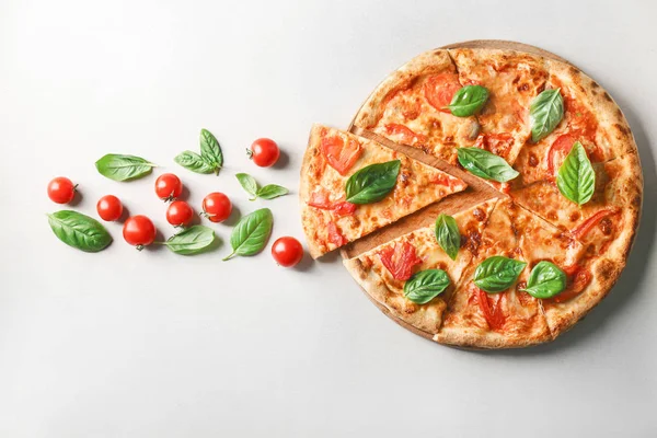 Pizza met cherry tomaten — Stockfoto