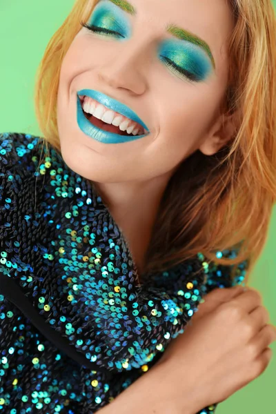 Parlak yeşil makyaj ile genç kadın 