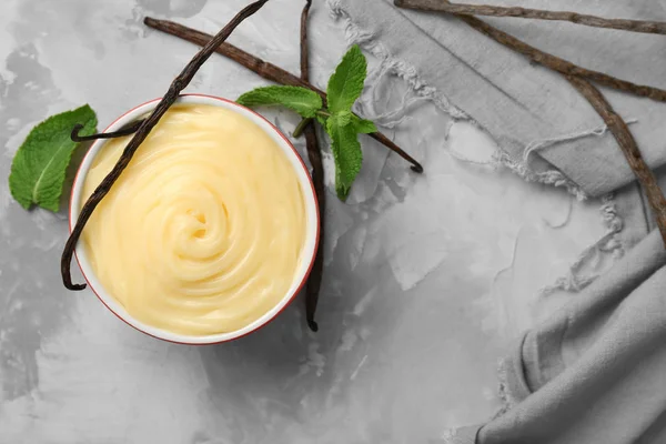 Vanilla pudding and fresh mint — Stock Photo, Image