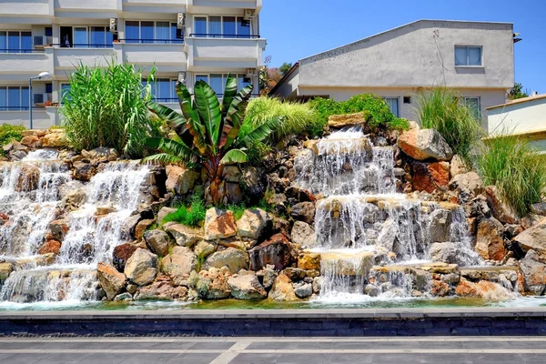 Rocks hotel resort adlı bölgesinde yapay şelale ile