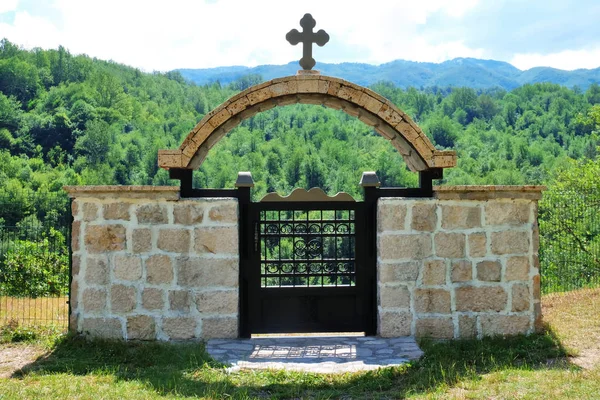 Vintage metal gate of old church on sunny day — Stock Photo, Image