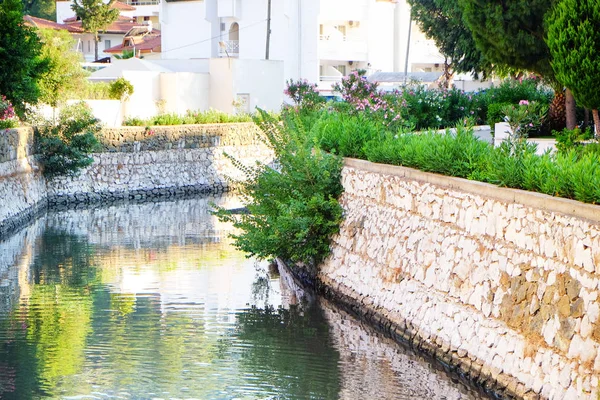 Schöner Blick auf den Teich in der Stadt — Stockfoto