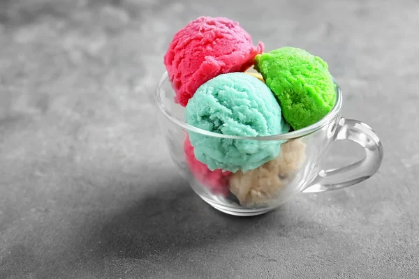 Escovas de sorvete em copo de vidro — Fotografia de Stock