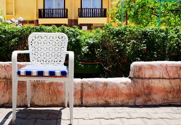 Плетеные стулья на открытом воздухе — стоковое фото