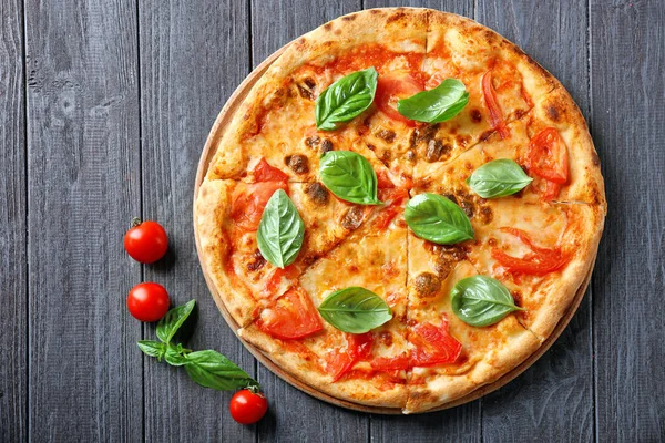 Pizza met cherry tomaten — Stockfoto