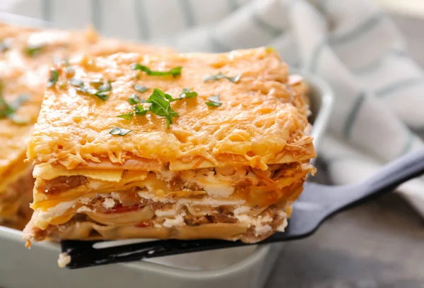 Spatula üzerinde lezzetli lazanya 