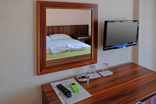 Espelho e cômoda de madeira no quarto — Fotografia de Stock