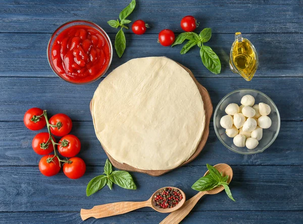 Basilicum en ingrediënten voor pizza — Stockfoto